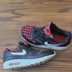 Nike Black and Red Sneakers with Air Max Cushioning NIKE AIR MAX 1 SE (GS)